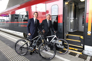 © ÖBB / ÖBB CEO Christian Kern und Minister Stöger freuen sich über die neue Fahrradtransportmöglichkeit