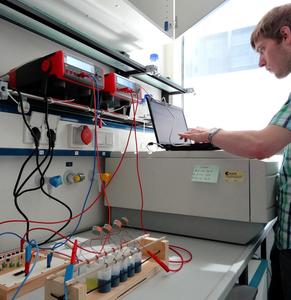© IGEM Team 2013/Mit eigens konstruierten Biobatterien produzieren die Bielefelder Studierenden Strom.