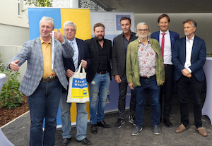 © VÖZ / Der Bauträger Südraum/EBSG überreicht gemeinsam mit Bürgermeister Zwierschitz, Landtagsabgeordnetem Schödinger und den Projektpartnern die Schlüssel zu den neuen Reihenhäusern