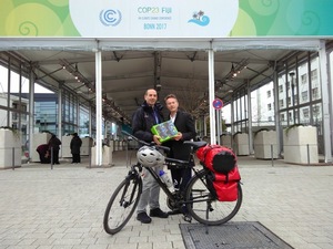 © Dunker übergibt die 1.127 Klimabotschaften an Nick Nuttall vom UNFCCC. Bildnachweis. Klimahaus Bremerhaven /Dunker übergibt die 1.127 Klimabotschaften an Nick Nuttall vom UNFCCC.
