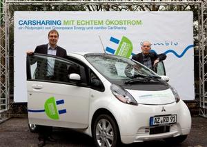 © Greenpeace Energy eG- Robert Werner, Vorstand von Greenpeace Energy, und Joachim Schwarz, Geschäftsführer cambio Hamburg, präsentieren das Projekt "CarSharing mit echtem Ökostrom"