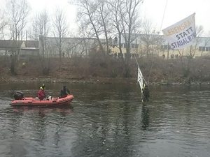 © ad/ Aktivisten sind mit Booten trotz Kälte auch auf der Mur unterweg