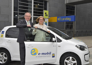 © NLK / LH-Stv.LR Pernkopf und Landeshauptfrau Mikl-Leitner mit einem Elektroauto