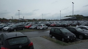 © Grüne/ Parkplatz am Bahnhof Parndorf. Hunderte PendlerInnenautos die durch die Gemeinden fahren