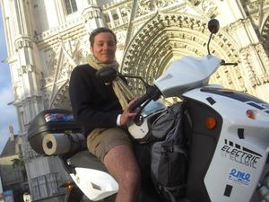 © Vianney Bureau- Der Student ist mit dem E-Roller durch Frankreich unterwegs