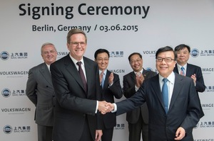 © VW/ Prof. Dr. Jochem Heizmann, Mitglied des Vorstands der Volkswagen Aktiengesellschaft sowie Präsident und CEO Volkswagen Group China, und Chen Zhixin, Präsident der SAIC Motor Corporation Ltd., unterzeichneten die Vereinbarung