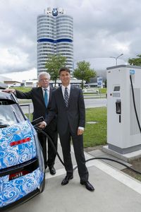 © Harald Krüger (rechts), Mitglied des Vorstands der BMW AG, Produktion, und der Bayerische Wirtschaftsminister Martin Zeil