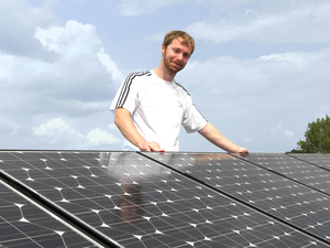 © AS Solar -Lawrence Smith auf dem Dach des  Firmengebäudes