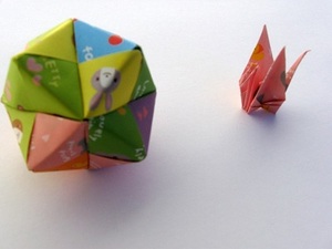 © Herbert Eberhart- Origami-Figuren: Der "Ball" und der "Kranich"