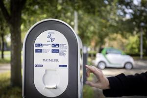 © Daimler AG- Ladestationen und Elektroautos für die Mitarbeiter bei Daimler