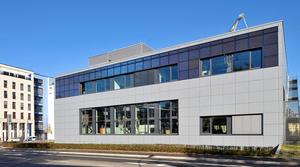 © Fraunhofer ISE/  Das Fraunhofer-Institut für Solare Energiesysteme ISE hat die Außen­fassade eines seiner Laborgebäude mit 70 Photovoltaik-Modulen aus eigener Entwicklung und Pilotproduktion ausgerüstet