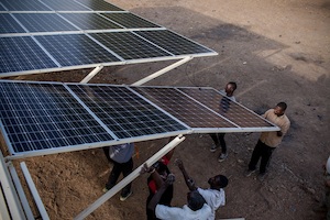 © Africa GreenTec/ Ausklappen der Solarmodule aus dem Solarcontainer in Mali