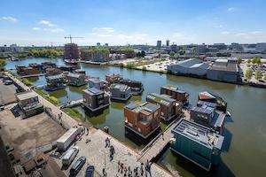 © Isabel Nabuurs/ Die Wassersiedlung im Norden von Amsterdam ist seit September 2019 komplett gekoppelt.