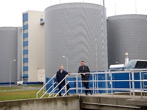 © PID/Votava  / Klimastadtrat Jürgen Czernohorszky und ebswien-Generaldirektor Christian Gantner vor dem Öko-Kraftwerk Kläranlage (v.r.n.l.)