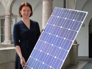 © Land OÖ. /  Landesrätin Michaela Langer-Weninger freut sich über den Ausbau der grünen Energie an Landwirtschaftlichen Fachschulen