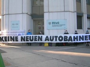 © lobau.org / Mahnwache vor dem Gericht
