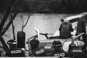 © Roland Banko / Polizei bei den Rodungen