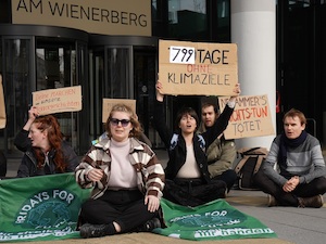 © Tobias Rosenbaum/FFF  / Sitzstreik vor dem Gebäude