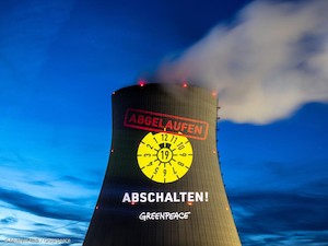 © Matthias Balk / Greenpeace /Projektion am AKW Isar 2