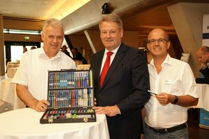 © oekonews W.J.Pucher/ Neue Anwerter für EMAS 2018 " FA. Pilotpen" Manfred Kraus und Martin Petzk mit  BM Rupprechter (Mitte)
