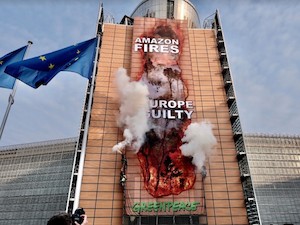 © Greenpeace Österreich / Flammen am EU-Hauptquartier