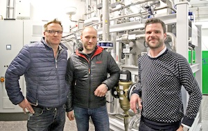 © Geiger Energietechnik/ Braumeister Markus Würz, Jan Seibert von der Geiger Energietechnik und Niklas Zötler, Geschäftsführer der Brauerei Zötler freuen sich über die gelungene Umsetzung