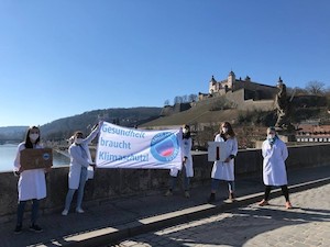 ©  Health For Future Deutschland/Klug  / Health for Future Aktive vor der Festung Marienburg in Würzburg