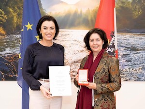 © Biosa/ Mag. Hermine Hackl, BIOSA-Ehrenpräsidentin, wurde mit dem Goldenen Verdienstzeichen der Republik Österreich ausgezeichnet, übergeben wurde die Auszeichnung von BM Köstinger