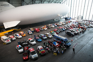 © Nina Holler /Die TeilnehmerInnen mit ihren Fahrzeugen in der Zeppelinhalle in Friedrichshafen