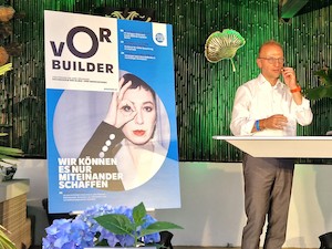©  Bernd Vogel stellte ein neues Magazin des Klima- und ENergiefonds vor:  Vorbilder, wir können es nur  miteinander schaffen"  - für Projekte mit konkreten Lösungsansätzen