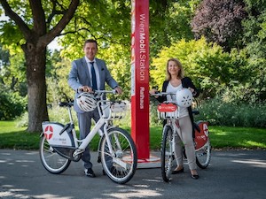 © Tobias Holzer / Stadtrat Peter Hanke und Wiener Linien-Geschäftsführerin Alexandra Reinagl sind mit WienMobil Räder unterwegs.