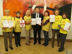 © Plattform Atomkraftfrei- Ubergabe der Unterschriften an Minister Berlakovich