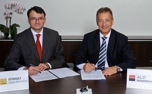 © ALD Autoleasing- Philippe Métras (RCI Banque) und Karsten Rösel (ALD Autoleasing) unterzeichnen Vertrag für Elektrofahrzeug-Leasing