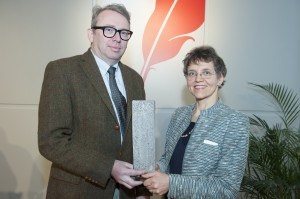 © Klub der Wissenschaftsjournalisten/ Klubvorsitzender Oliver Lehmann überreicht Verena Winiwarter die Auszeichnung