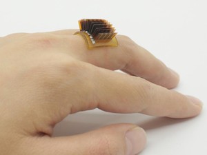 ©  Xiao Lab /    Ein thermoelektrisches tragbares Gerät, das als Ring getragen wird