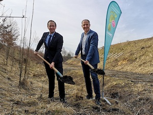 © KWG / Peter J. Zehetner und Christian Mader starten gemeinsam den Bau der Freiflächen-PV-Anlage am Bahndamm Schlatt