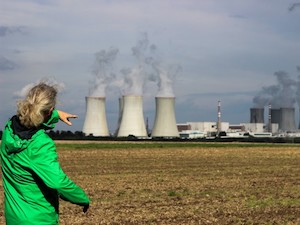 © Litschauer/ Martin Litschauer zeigt auf die Atomreaktoren