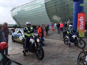 © Wave Trophy/Start der Wave in Bremerhaven, eskortiert von der Polizei mit Elektromotorrädern von ZERO