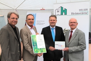 © Heimstätte Wels/ Bundesminister Andrä Rupprechter mit Bürgermeister Peter Koits (rechts), Manfred Hochhauser (Welser Heimstätte) und FH-Prof. Dr. Herbert C. Leindecker (FHOÖ, links).