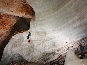 © Christoph Spötl/ Die Innsbrucker Forscher bei der Feldarbeit in der Eisgruben Eishöhle.