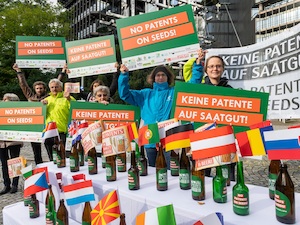 © Allianz „Keine Patente auf Saatgut!“ / Leere Flaschen in Brüssel