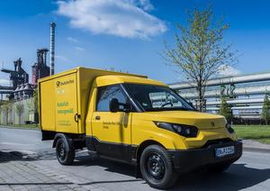 © thyssenkrupp /Gelber Wagen mit grünem Antrieb: Die Deutsche Post setzt für die Paket- und Briefzustellung den StreetScooter ein. thyssenkrupp hat die Entwicklung des neuartigen Elektromobils unterstützt.