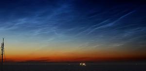 © IAP/ Leuchtende Nachwolken: Eiskristalle in ca. 82 km Höhe, die von der Sonne beleuchtet werden. Sie machen u. a. Turbulenz sichtbar und werden daher am IAP im Rahmen des SFB erforscht.
