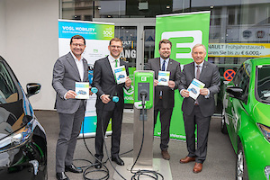 © Energie Steiermark/ Gerald Auer (li.) und Oliver Wieser (2.v.re.) vom Autohaus Vogl freuen sich mit Energie Steiermark-Vorstand Christian Purrer (re.) und Vertriebschef Josef Landschützer