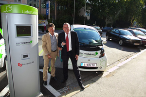 © ElectroDrive Salzburg GmbH- Mag. August Hirschbichler (l.) und Bürgermeister Dr. Heinz Schaden setzen auf Elektromobilität.