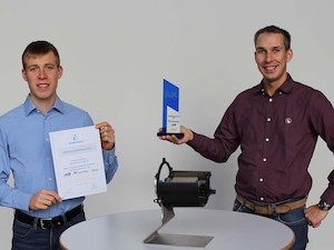 © Fraunhofer ICT / Robert Maertens (links) und Steffen Reuter vom Fraunhofer ICT nehmen stellvertretend für das Gemeinschaftsprojekt DEmiL den ersten Preis in der Kategorie »Produkt und Anwendung« entgegen.