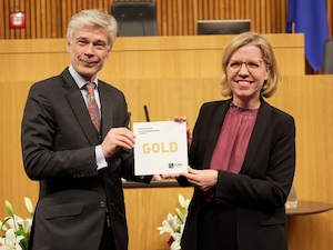 © Parlamentsdirektion/ Thomas Topf/ Überreichung ÖGNB Gold von Ministerin Gewessler an an Parlamentsdirektor Dossi