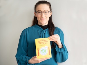 © FH Münster/Anne Holtkötter - Sophia Fahrland ist Grafikdesignerin, Klimaaktivistin und nun auch Buchautorin. Ihre Widmung: „Für alle Fridays. Und für Mutter Erde.“