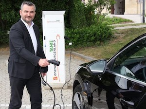 © SPÖ Burgenland/ Landesrat Dorner mit dem Elektroauto