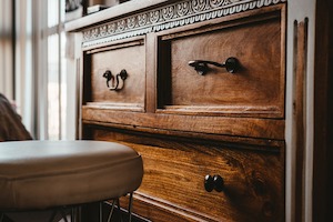 © Julian Hochgesang - unsplash/ Alte Möbel können wieder verwertet werden, falls dies nicht gewünscht wird, macht ordnungsgemäße Entsorgung Sinn